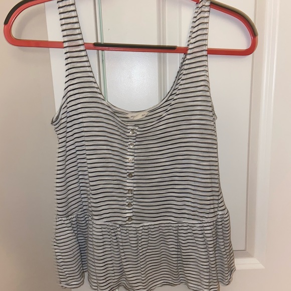 An adorable summer shirt! - Picture 1 of 2